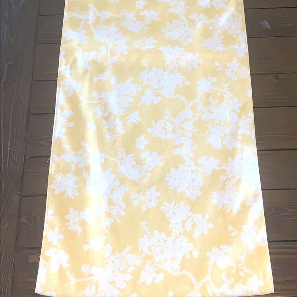 Ellen Degeneres Floral Spring Table Runner